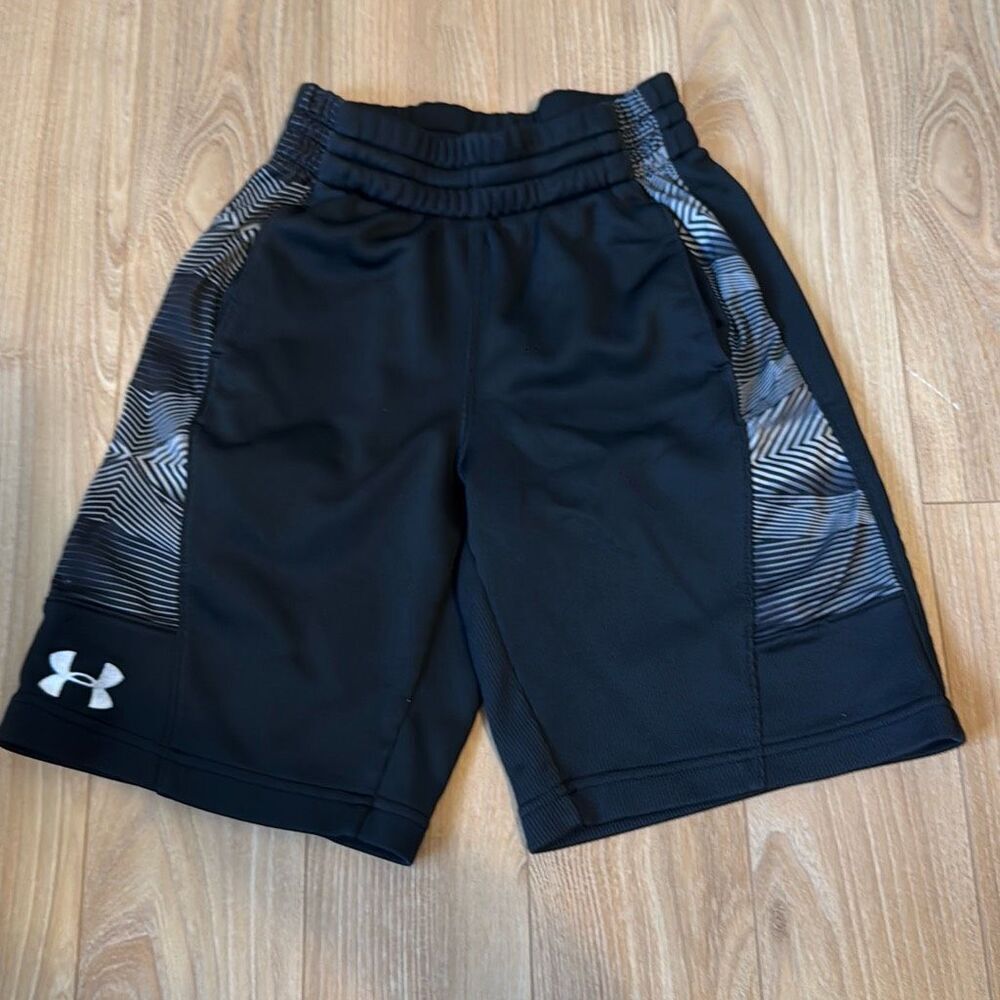Under armour boys black and‎ gray athletic shorts size medium youth